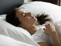 Що буде якщо спати на спині: користь та шкода